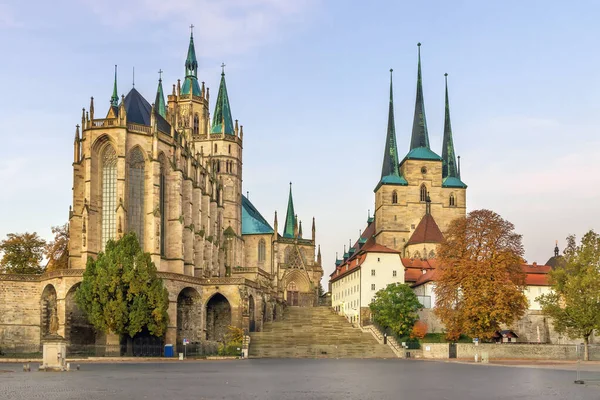 Erfurt Katedrali ve Severikirche Kilisesi, Almanya. Her iki kilise de şehir manzarasının üstünde ve Domstufen adı verilen büyük açık merdivenlerden ulaşılabilir..
