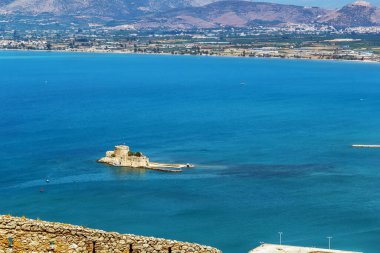 Bourtzi Şatosu Yunanistan 'ın Nafplio limanının ortasında yer almaktadır.
