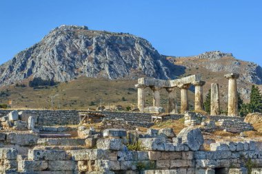 Antik Korint, Yunanistan 'daki Apollo Tapınağının kalıntıları