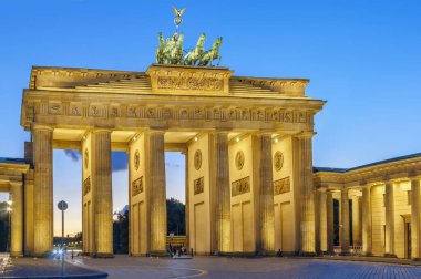 Brandenburg Kapısı, 18. yüzyılın sonlarında neoklasik bir zafer kemeri olarak yeniden inşa edilen ve şimdi Almanya 'nın en tanınmış simgelerinden biri olan eski bir şehir kapısı..