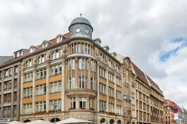 德国柏林市中心有历史建筑的街道 — 图库照片