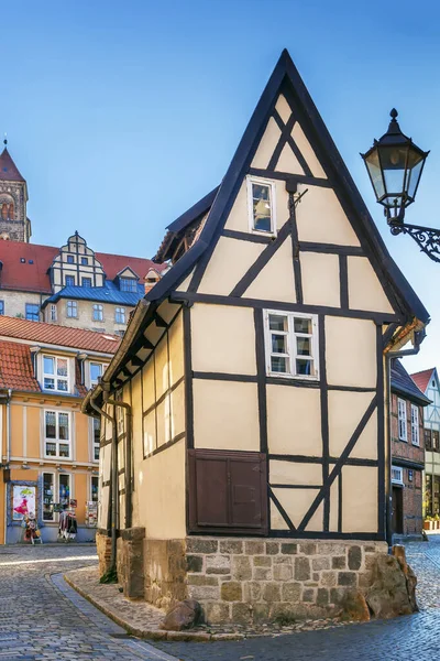 德国Quedlinburg的带有半木制房屋的街道 — 图库照片