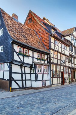 Almanya 'nın Quedlinburg şehrinde tarihi yarı keresteli evleri olan Sstreet