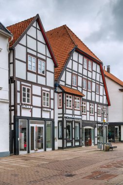 Almanya 'nın Paderborn şehrinde tarihi yarı keresteli evleri olan bir cadde.