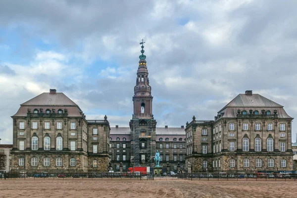 コペンハーゲン中心部にあるクリスチャンボーグ宮殿は デンマーク議会 デンマーク首相府 デンマーク最高裁判所の所在地です — ストック写真