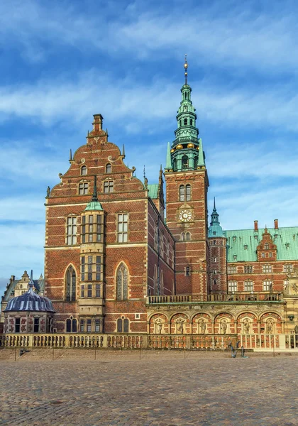 弗里德里克堡城堡 Frederiksborg Castle 是丹麦希鲁德的一座古建筑群 建于17世纪初 是国王克里斯蒂安四世的皇家官邸 — 图库照片