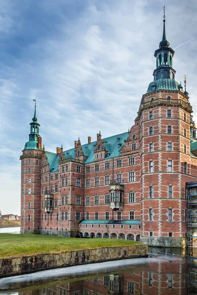 弗里德里克堡城堡 Frederiksborg Castle 是丹麦希鲁德的一座古建筑群 建于17世纪初 是国王克里斯蒂安四世的皇家官邸 — 图库照片