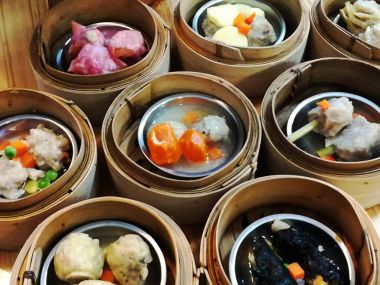 Dim sum /dimsm Çin Mutfağı küçük ısırık büyüklüğünde porsiyonlar küçük Buharlı Pişirici sepetleri veya küçük Tabaklarda servis yiyecek olarak hazırlanan bir tarzıdır. Dim sum yemekleri genellikle çay ile servis edilir ve birlikte bir tam çay brunch oluşturur.