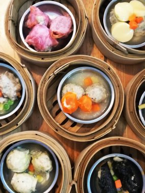 Dim sum /dimsm Çin Mutfağı küçük ısırık büyüklüğünde porsiyonlar küçük Buharlı Pişirici sepetleri veya küçük Tabaklarda servis yiyecek olarak hazırlanan bir tarzıdır. Dim sum yemekleri genellikle çay ile servis edilir ve birlikte bir tam çay brunch oluşturur.