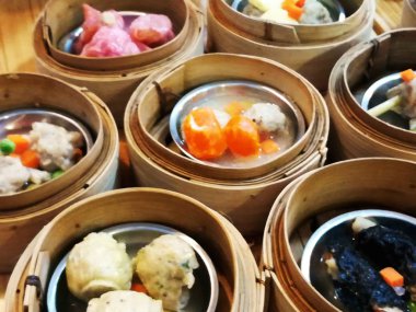 Dim sum /dimsm Çin Mutfağı küçük ısırık büyüklüğünde porsiyonlar küçük Buharlı Pişirici sepetleri veya küçük Tabaklarda servis yiyecek olarak hazırlanan bir tarzıdır. Dim sum yemekleri genellikle çay ile servis edilir ve birlikte bir tam çay brunch oluşturur.