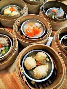 Dim sum /dimsm Çin Mutfağı küçük ısırık büyüklüğünde porsiyonlar küçük Buharlı Pişirici sepetleri veya küçük Tabaklarda servis yiyecek olarak hazırlanan bir tarzıdır. Dim sum yemekleri genellikle çay ile servis edilir ve birlikte bir tam çay brunch oluşturur.