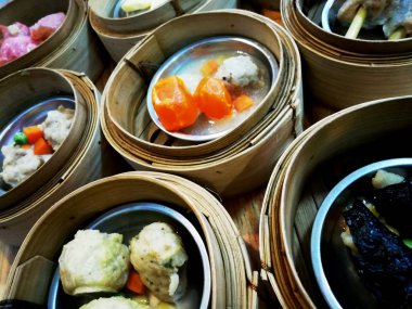 Dim sum /dimsm Çin Mutfağı küçük ısırık büyüklüğünde porsiyonlar küçük Buharlı Pişirici sepetleri veya küçük Tabaklarda servis yiyecek olarak hazırlanan bir tarzıdır. Dim sum yemekleri genellikle çay ile servis edilir ve birlikte bir tam çay brunch oluşturur.