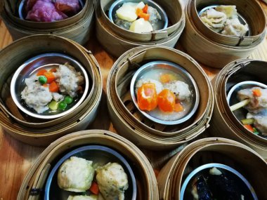 Dim sum /dimsm Çin Mutfağı küçük ısırık büyüklüğünde porsiyonlar küçük Buharlı Pişirici sepetleri veya küçük Tabaklarda servis yiyecek olarak hazırlanan bir tarzıdır. Dim sum yemekleri genellikle çay ile servis edilir ve birlikte bir tam çay brunch oluşturur.