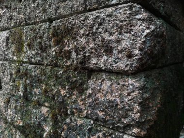 Taş duvar köşesine