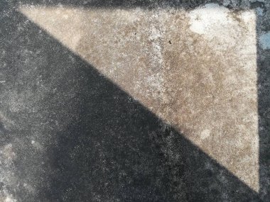 Gri ve beton, kapı kat dışarı.