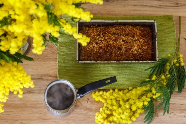 Ev yapımı kekler ve çiçekler ile kahve düz yatıyordu