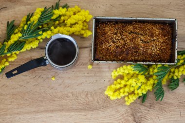 Ev yapımı kekler ve çiçekler ile kahve düz yatıyordu