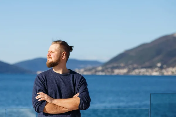 Człowiek z czerwona broda i wąsy na morze i góry zbliżenie — Zdjęcie stockowe