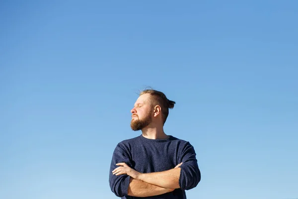 Mannen profil på en himmel bakgrund närbild — Stockfoto