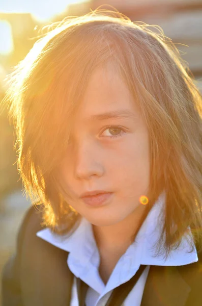 Portret Chłopca Długimi Włosami Zachodzie Słońca — Zdjęcie stockowe