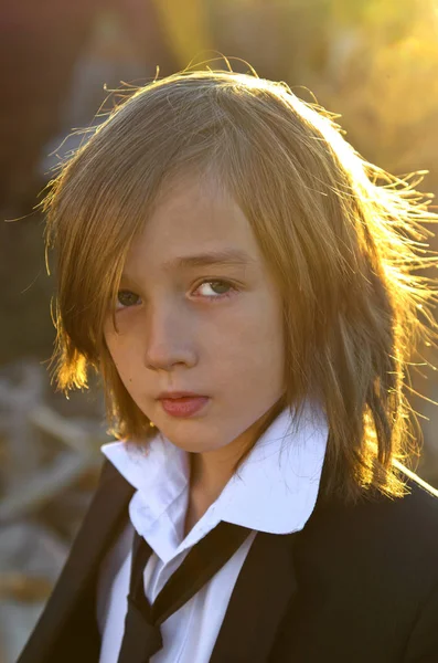 Портрет Хлопчика Довгим Волоссям Заході Сонця — стокове фото