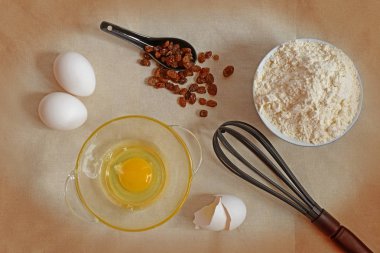 Paskalya için malzemeler masa üstü görünüm üzerinde kek