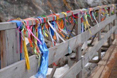 Bir köprü çok renkli Budist şeritler kutsal bir yerdir