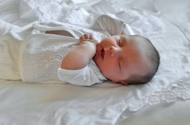 Bebek beyaz bir arka plan üzerinde Beyaz giysili