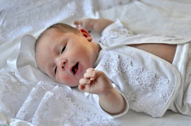 Bebek beyaz bir arka plan üzerinde Beyaz giysili