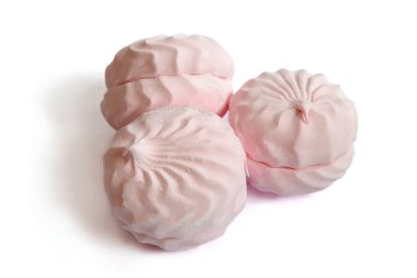 Hatmi beyaz arka plan üzerinde pembe. Üç marshmallow. Lezzetli tatlı