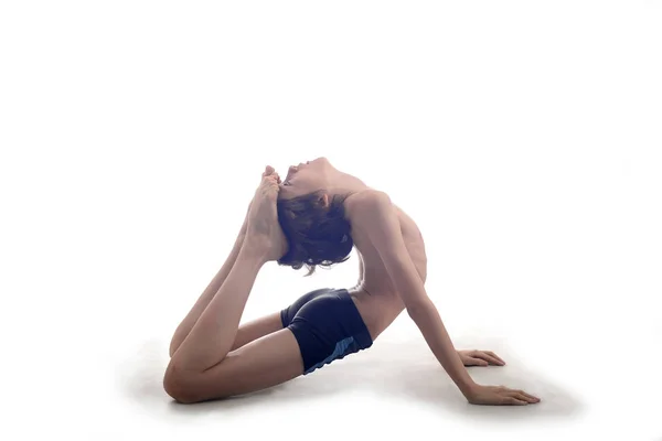 Niño Adolescente Pantalones Cortos Dedica Gimnasia Estudio Sobre Fondo Blanco —  Fotos de Stock