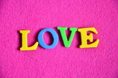 bir soyut kelime aşk