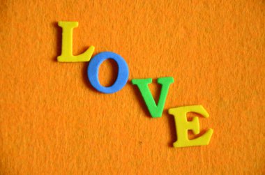 bir soyut kelime aşk