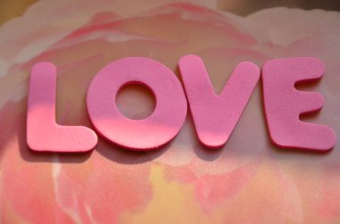 bir soyut kelime aşk