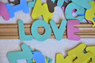 bir soyut kelime aşk 