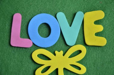 bir soyut kelime aşk