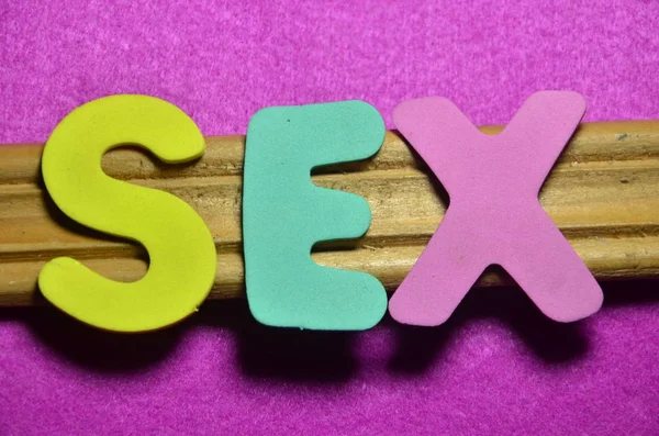 Le mot sexe sur un fond abstrait coloré — Photo