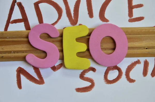 renkli bir arka plan üzerinde kelime seo