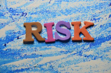 renkli bir arka plan üzerinde kelime risk