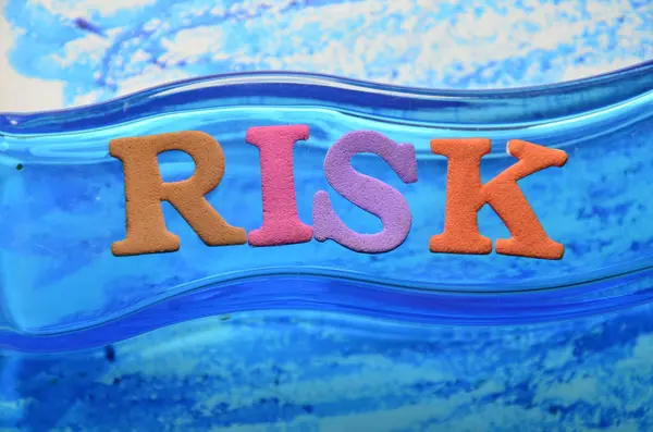 Renkli Bir Arka Plan Üzerinde Kelime Risk — Stok fotoğraf
