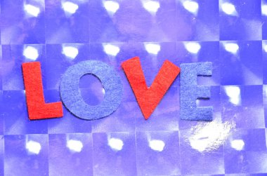 renkli bir arka plan üzerinde kelime aşk