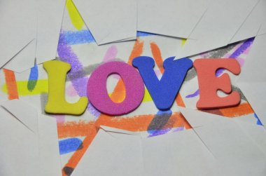 renkli bir arka plan üzerinde kelime aşk