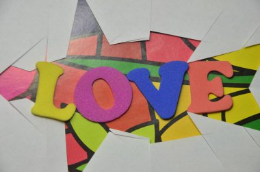 renkli bir arka plan üzerinde kelime aşk