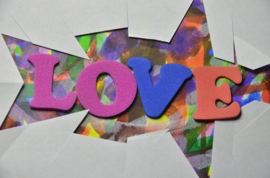 renkli bir arka plan üzerinde kelime aşk