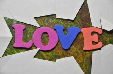 renkli bir arka plan üzerinde kelime aşk