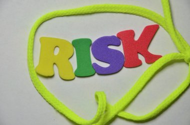 renkli bir arka plan üzerinde kelime risk
