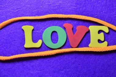 renkli bir arka plan üzerinde kelime aşk