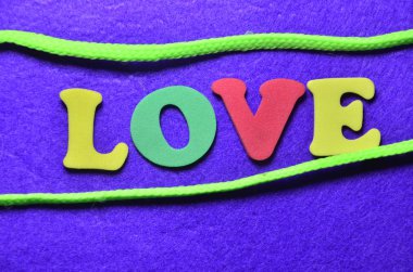 renkli bir arka plan üzerinde kelime aşk