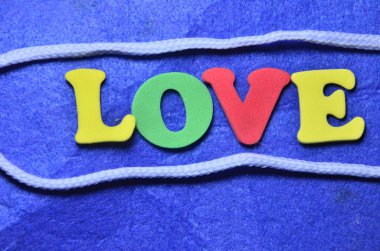 renkli bir arka plan üzerinde kelime aşk