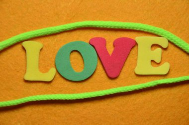 renkli bir arka plan üzerinde kelime aşk